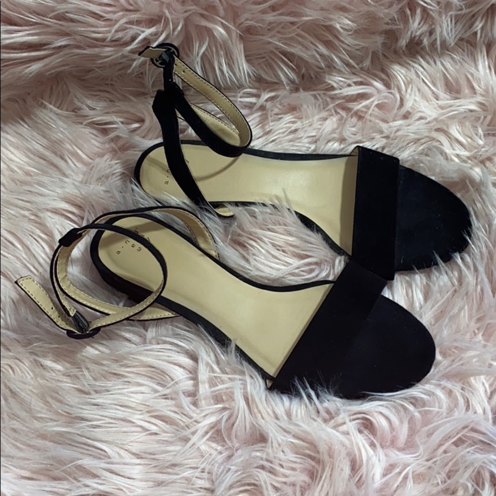 Small heeled sanadas with ankle strap